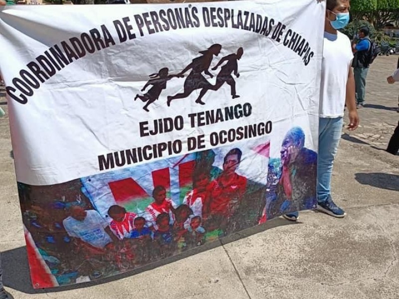 Protestan desplazados de Ocosingo en evento de AMLO