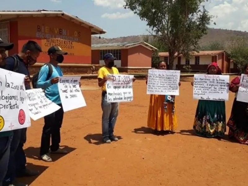 Protestan docentes con cierre de escuelas por falta de pago