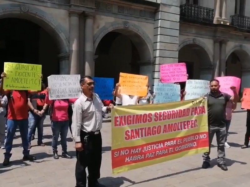Protestan docentes de Amoltepec por falta de respuesta del gobierno