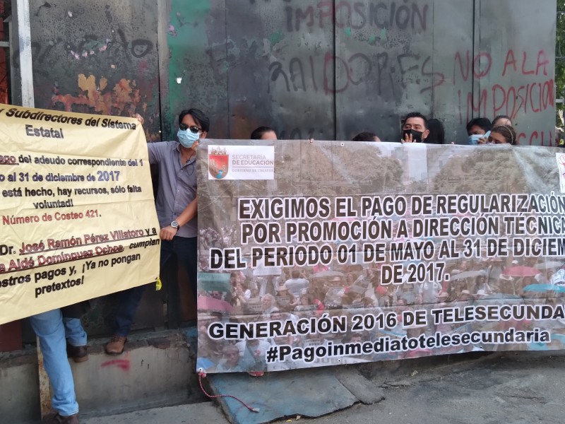 Protestan docentes del sistema estatal para exigir pagos de salarios