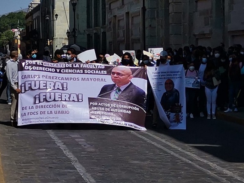 Protestan docentes y estudiantes de la UABJO