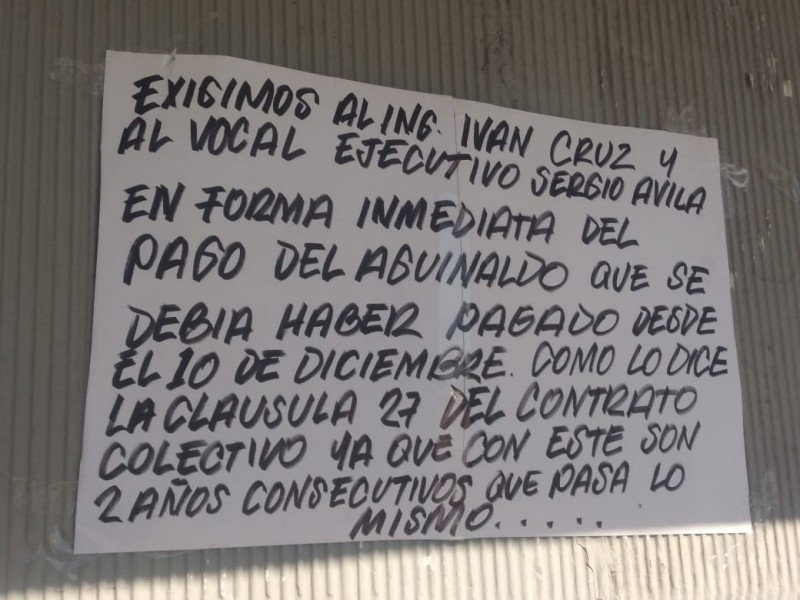 Protestan empleados de la CEA por falta de aguinaldo