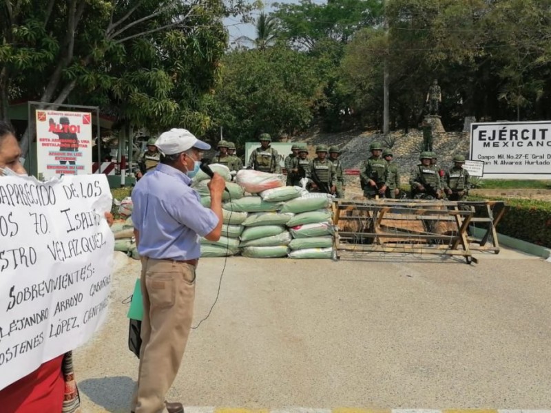 Protestan en batallón de Atoyac por víctimas de Guerra Sucia