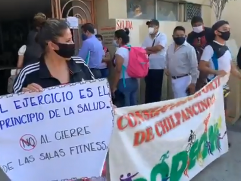 Protestan en Chilpancingo contra cierre de gimnasios en Guerrero