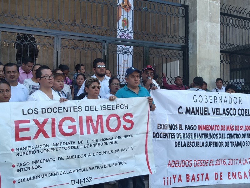 Protestan en Congreso maestros de normalistas