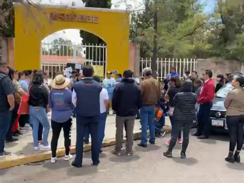 Protestan en el CEBAARE, exigen la reinstalación de maestros