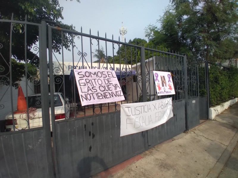 Protestan en la Fiscalía de Salina Cruz por caso Abigail