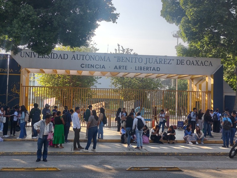 Protestan en la UABJO, amanece tomada Ciudad Universitaria