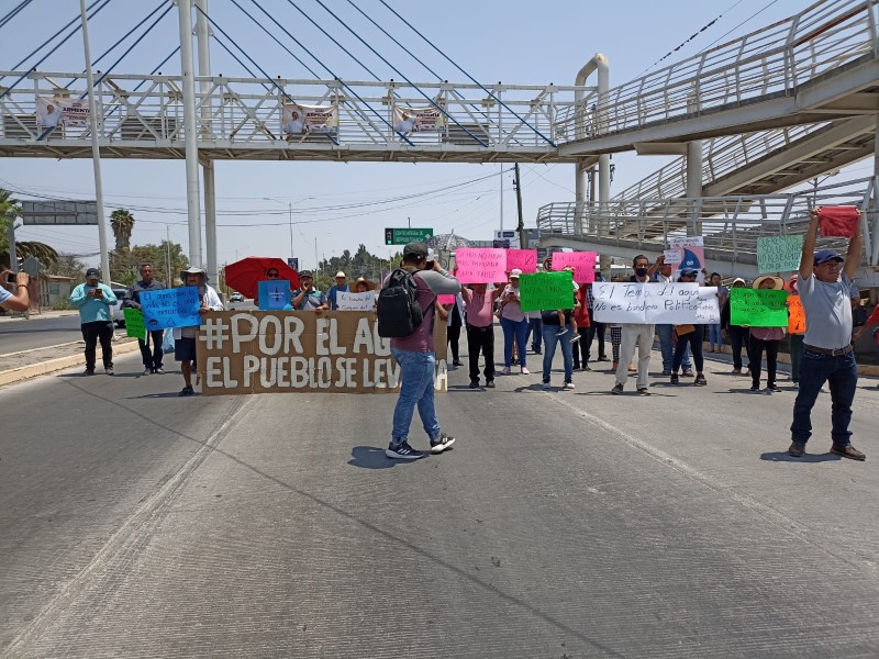 Protestan en mitin y bloquean carretera por agua