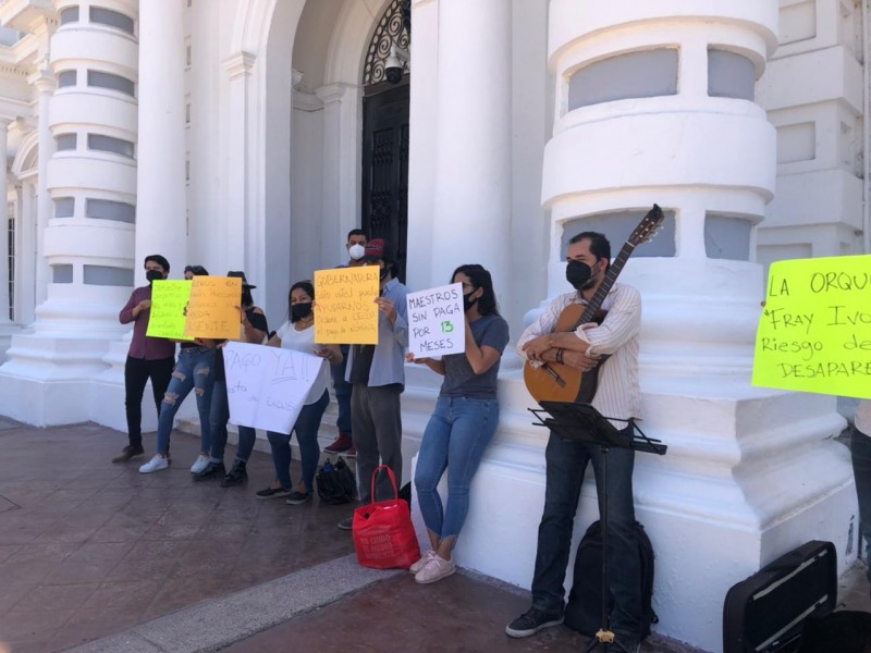 Protestan en palacio de gobierno músicos de la Orquesta Fray Ivo