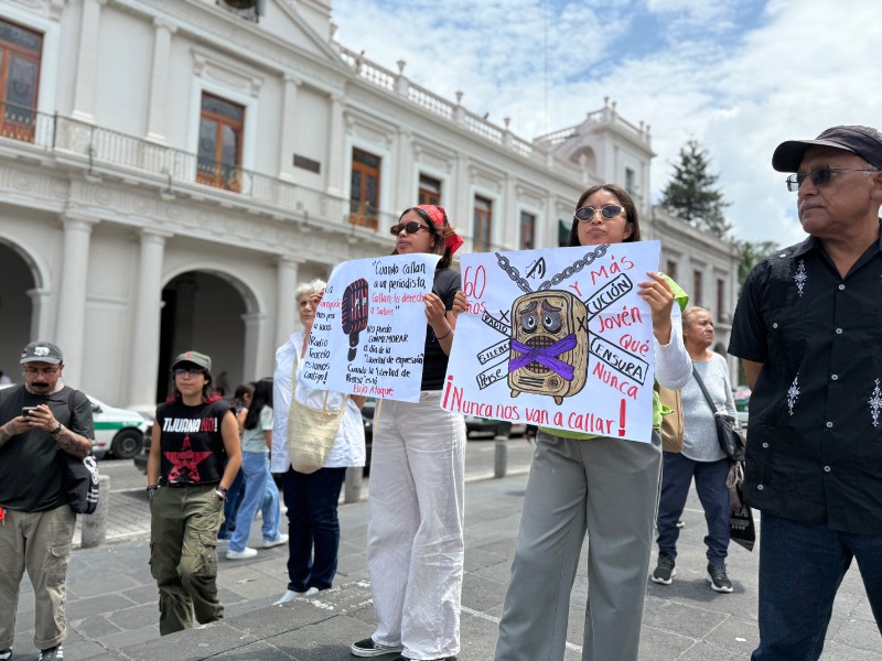 Protestan en Plaza Lerdo ante censura contra Radio Teocelo