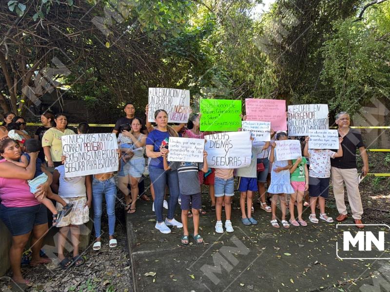 Protestan en primaria “20 de Noviembre”; exigen reparaciones a daños por lluvias