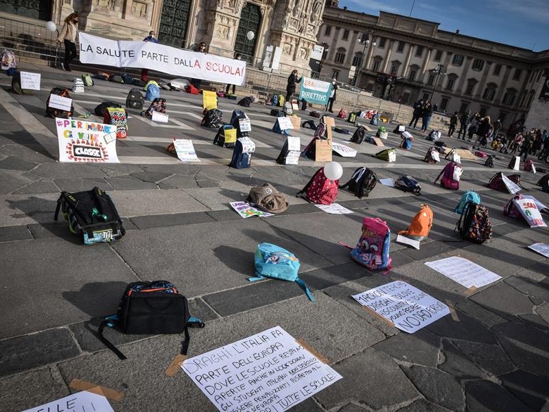 Protestan en Roma y Milán contra educación a distancia