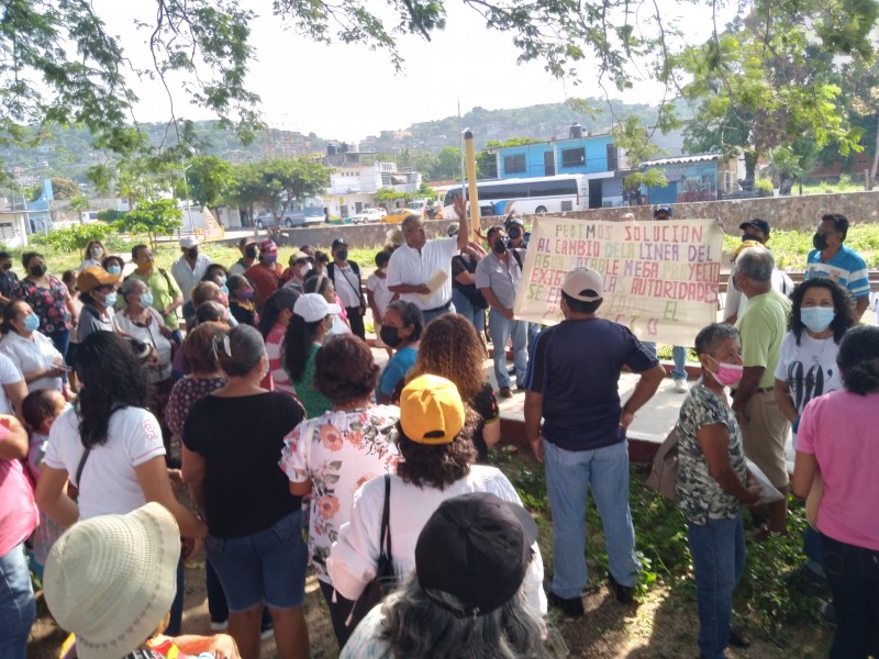 Protestan en Salina Cruz para reubicar líneas de agua potable