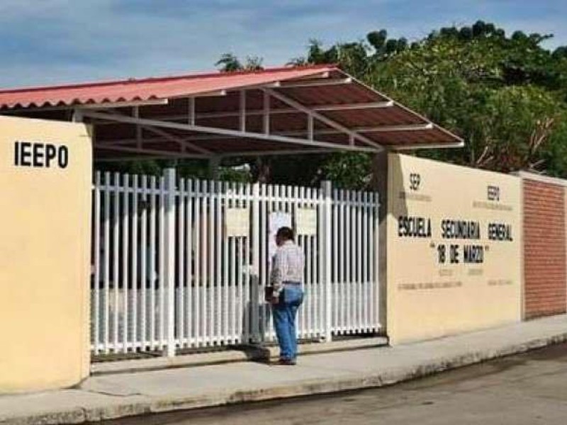 Protestan en secundaria 18 de Marzo por presunto acoso sexual de docente