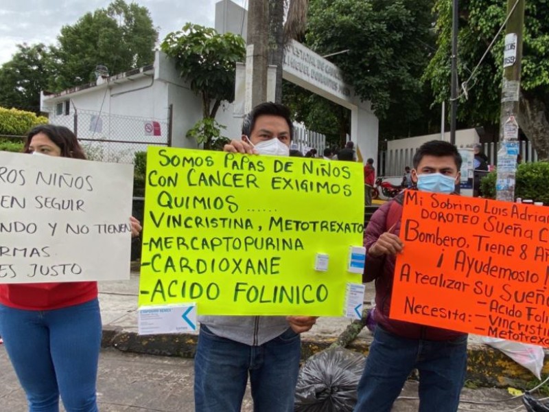 Protestan en Xalapa padres de niños con cáncer