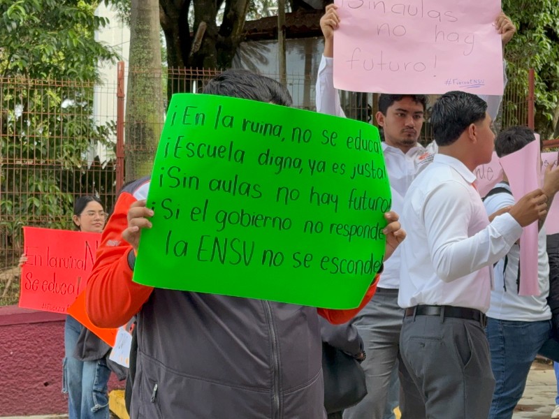 Protestan estudiantes de la Normal Veracruzana por riesgo de deslaves