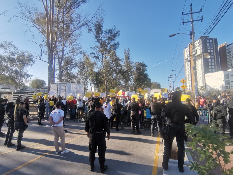 Protestan estudiantes de la UdeG durante inauguración del Macro Periférico