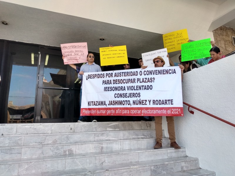 Protestan ex trabajadores del IEE ante el Congreso