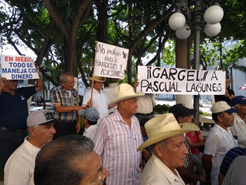 Protestan extrabajadores de Tamsa en zócalo de Veracruz