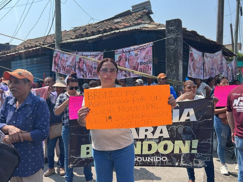 Protestan familiares de Brandon Arellano en campaña de candidata
