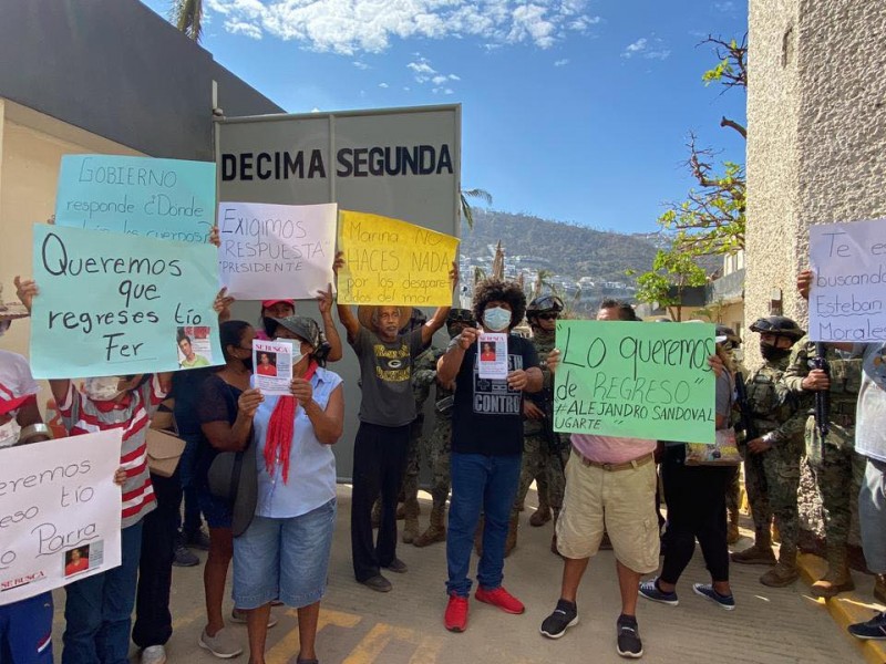 Protestan familiares de desaparecidos en sector naval de Acapulco