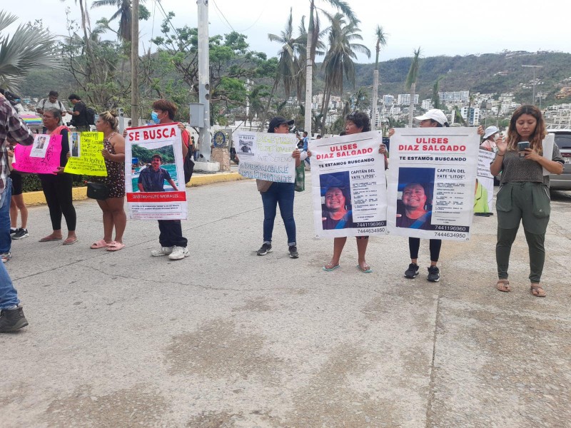 Protestan familiares de marineros desaparecidos en Base Naval de Acapulco