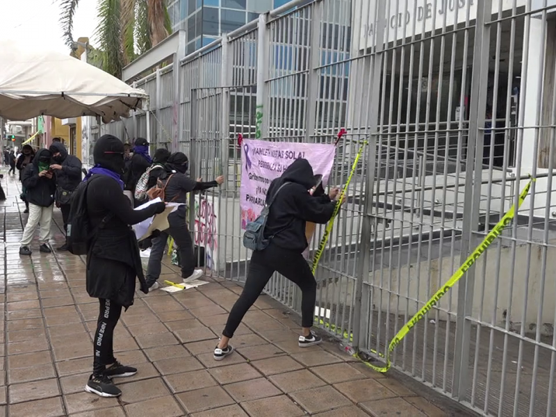 Protestan feministas en Palacio de Justicia