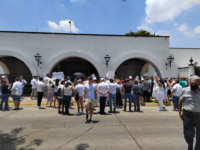 Protestan frente a Casa Jalisco por desaparición de Gibrán Barrios