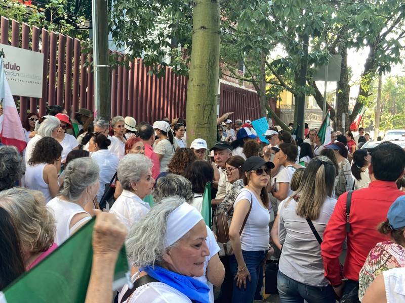 Protestan frente a la Junta del INE, acusan fraude electoral