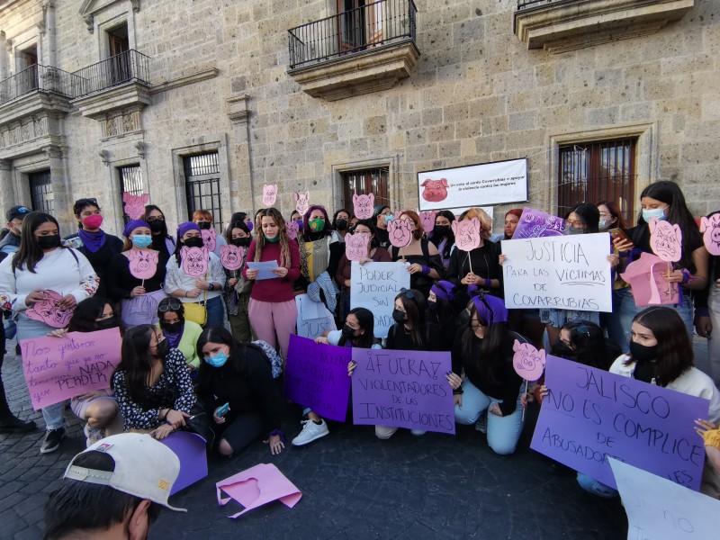 Protestan frente al Congreso contra Magistrado acusado de abuso