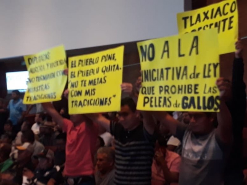 Protestan galleros en el Congreso de Oaxaca