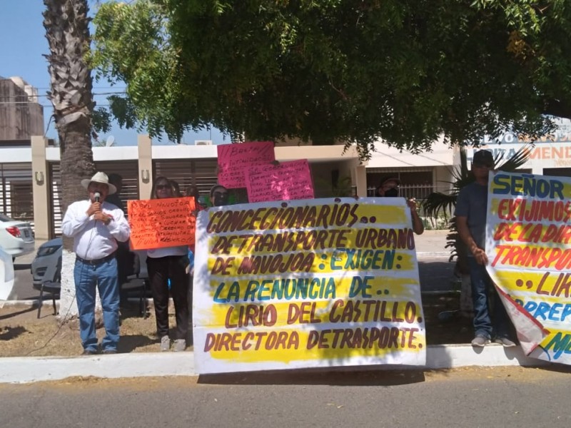 Protestan gremios de transporte; exigen destitución de Lirio de Castillo