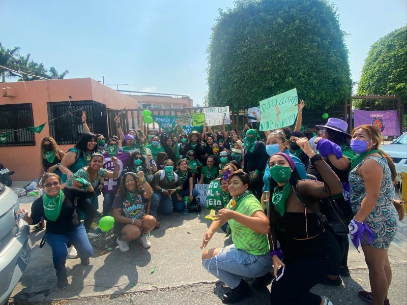 Protestan grupos a favor y en contra del aborto