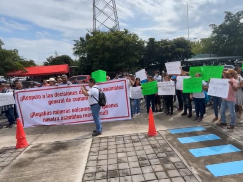 Protestan habitantes de Aquila para exigir reconocimiento legal a 149 comuneros