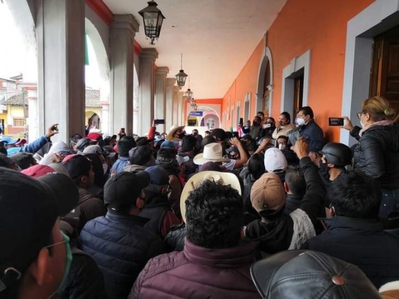 Protestan habitantes de Chignautla contra edil por falta de trabajo