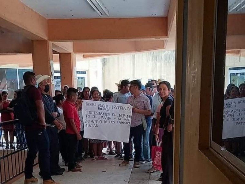 Protestan habitantes de Copainalá por incrementó de transporte