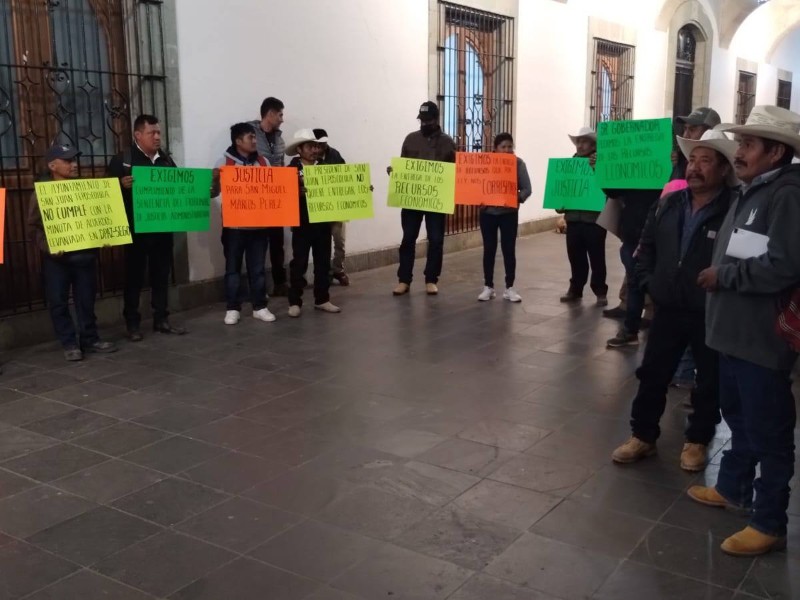 Protestan habitantes de San Miguel Marcos Pérez, exigen entrega de recursos