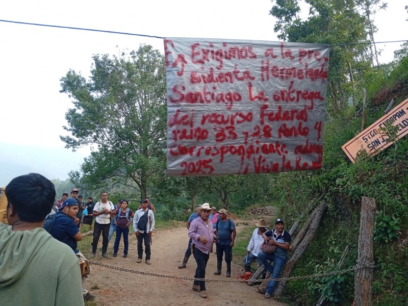 Protestan habitantes de Santiago Choapam, exigen entrega de 3 MDP en participaciones