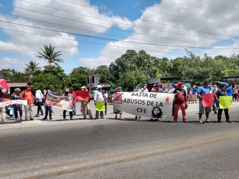 Protestan integrantes de COPIR en la CFE en Juchitán