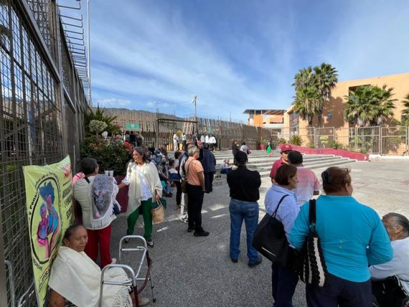 Protestan jubilados de Salud por bono decembrino