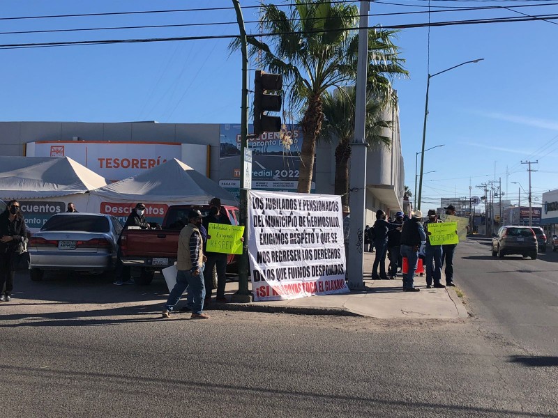 Protestan jubilados por fuera de tesorería municipal