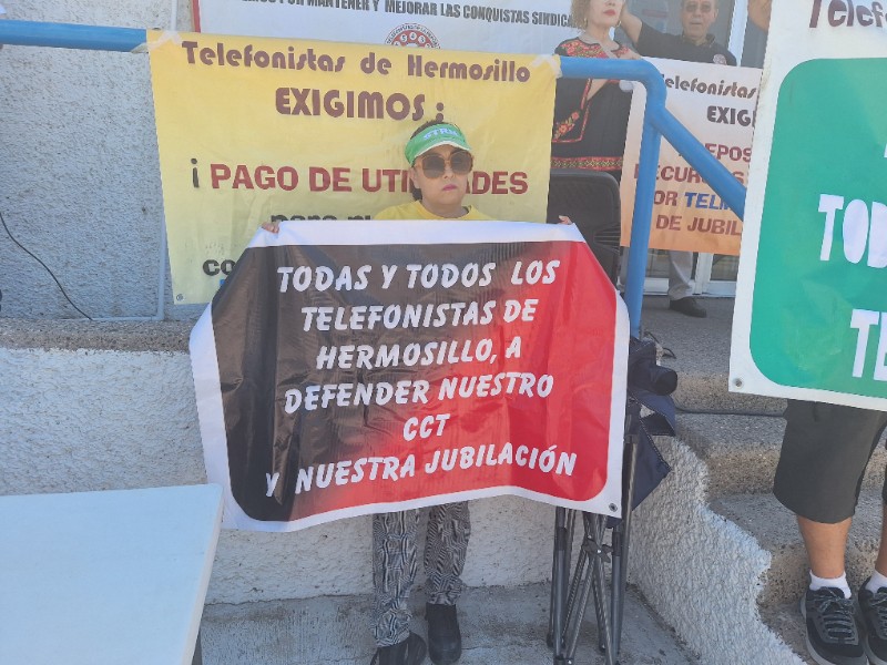 Protestan jubilados telefonistas, exigen más ofrecimiento a revisión salarial