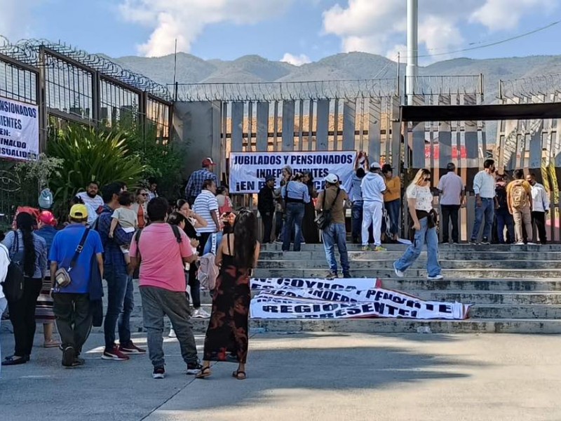 Protestan jubilados y maestros de prepas populares en Chilpancingo