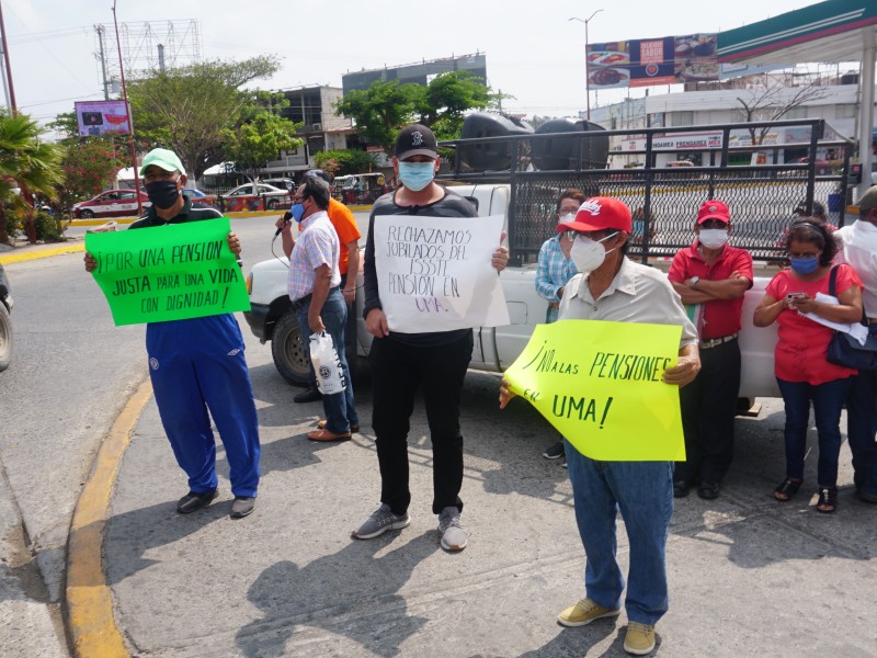 Protestan Jubilados y Pensionados en Juchitán