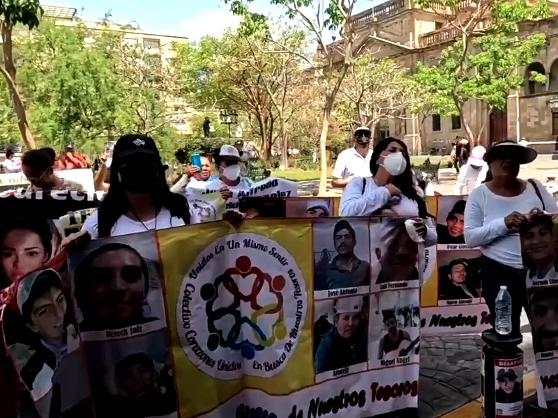 Protestan madres de desaparecidos en Palacio de Gobierno