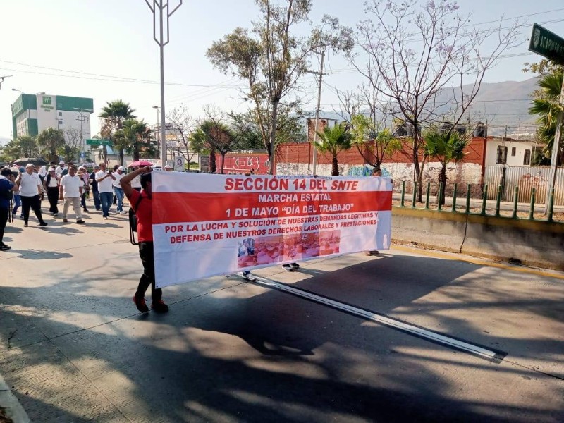 Protestan maestros del SNTE en Chilpancingo; exigen pago de bonos ...
