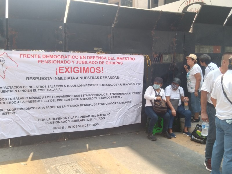 Protestan maestros jubilados y pensionados en Chiapass