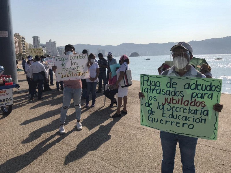 Protestan maestros pensionados y jubilados, piden pago de seguro