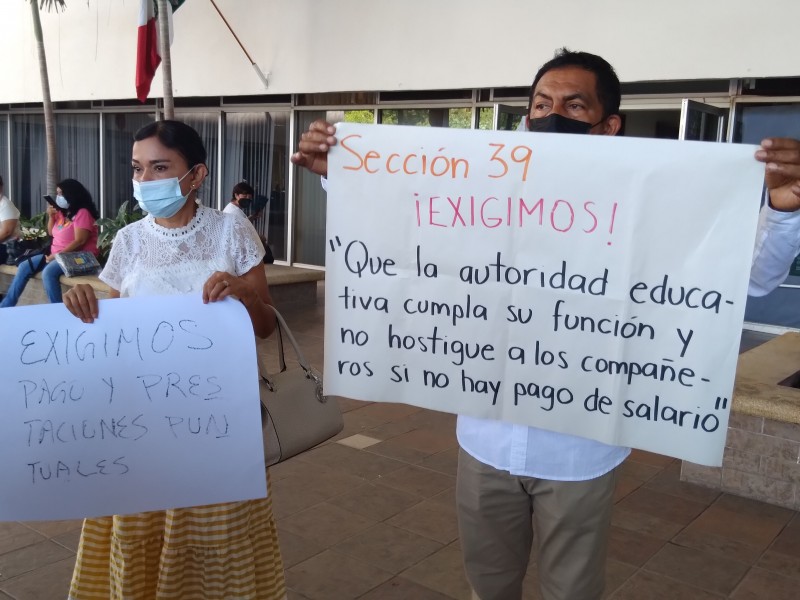 Protestan maestros por la falta de pago de salarios